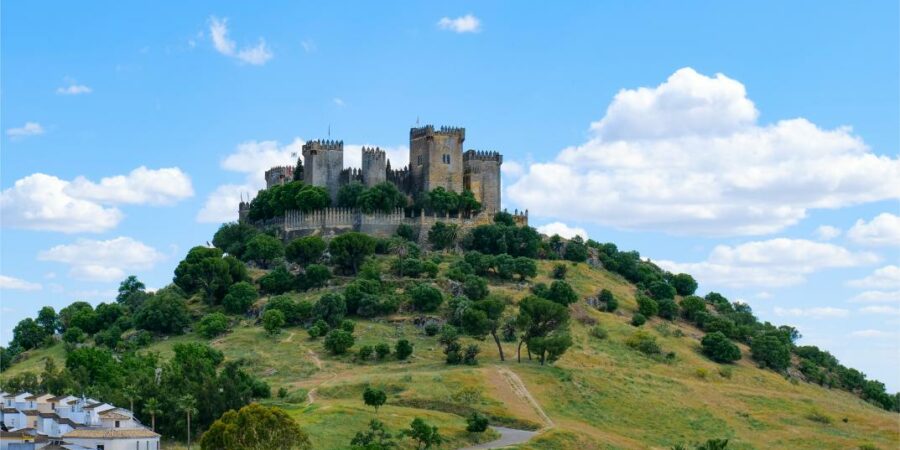 Vue sur Almodovar des Rio Reportage de La porte des mondes (LPDM Production) en Andalousie, Castille et La Mancha - Almodovar des Rio