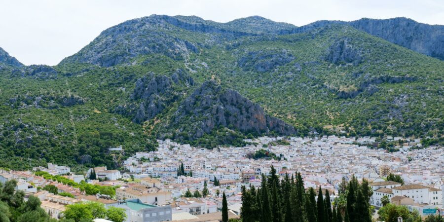 Vue sur Ubrique Reportage de La porte des mondes (LPDM Production - Angers) en Andalousie, Castille et La Mancha - Villages blancs - Ubrique