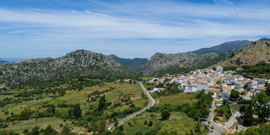Villages blancs – vue sur Benaocaz Reportage de La porte des mondes (LPDM Production - Angers) en Andalousie, Castille et La Mancha - Villages blancs - Benaocaz