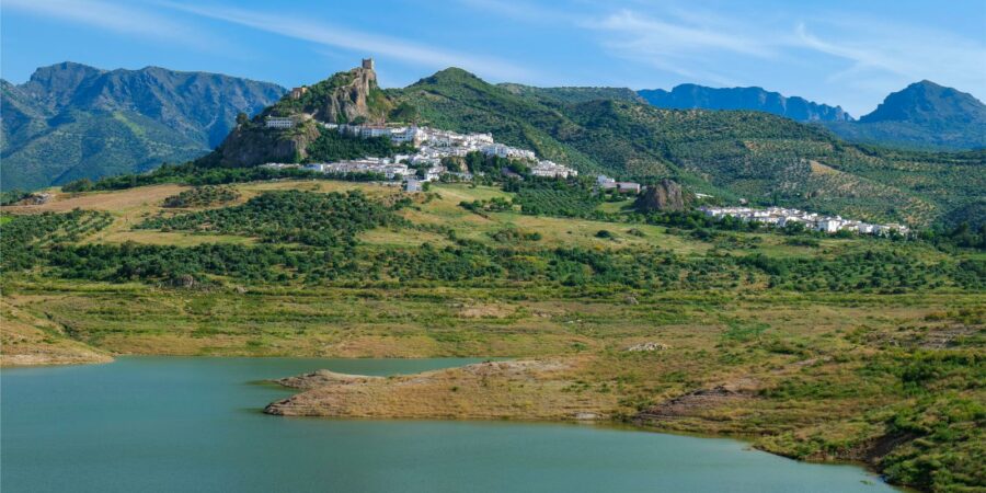 Vue sur Zahara Reportage de La porte des mondes (LPDM Production - Angers) en Andalousie, Castille et La Mancha - Villages blancs - Zahara