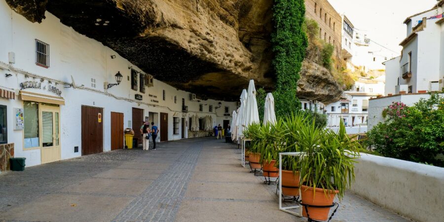 Vue de Setenil Reportage de La porte des mondes (LPDM Production - Angers) en Andalousie, Castille et La Mancha - Villages blancs - Setenil