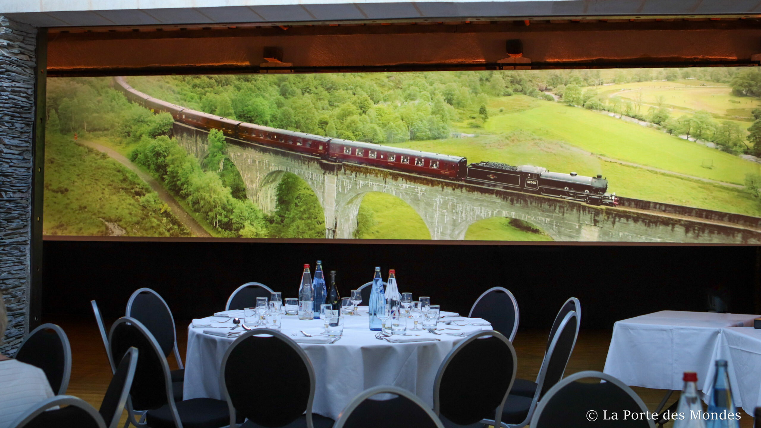 Dîner immersif dans un cadre évènementiel pour recréer un environnement en lien avec le repas