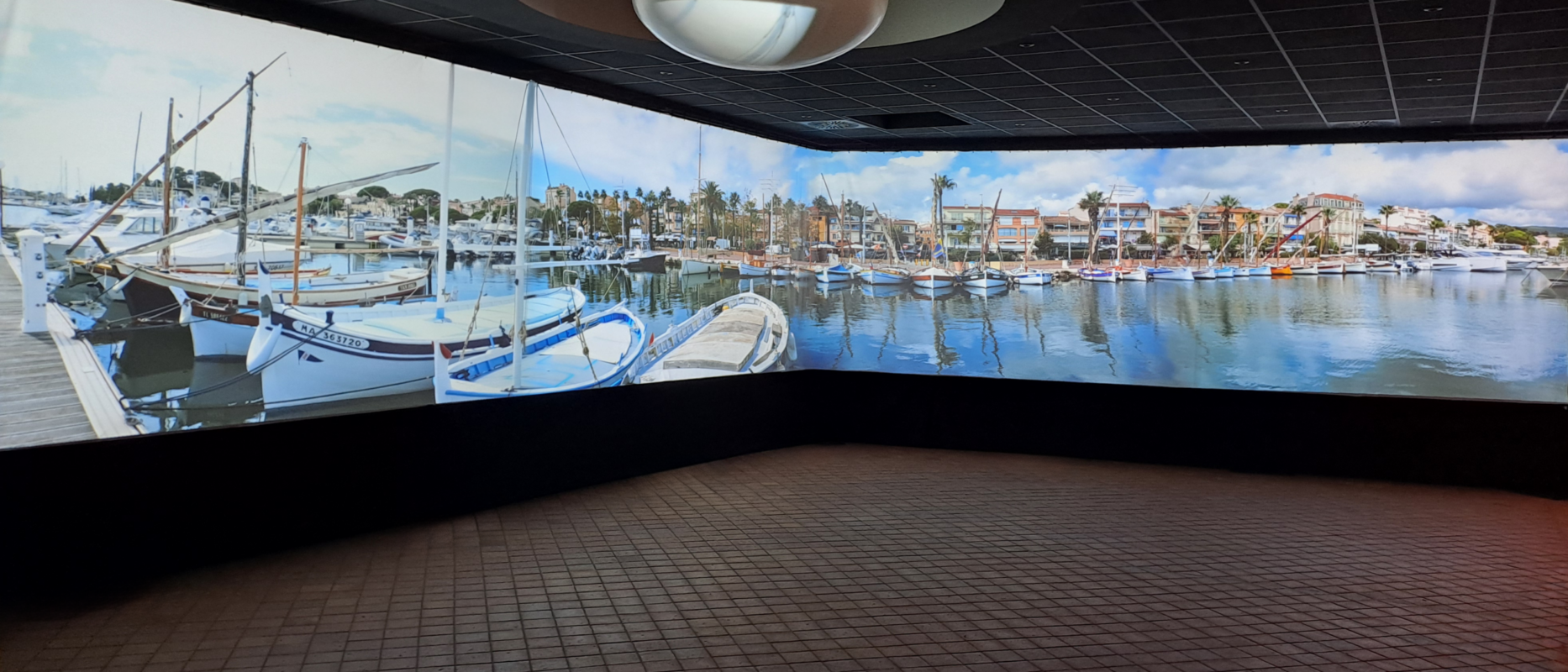 décor immersif La porte des mondes propose des décors immersifs par un système de vidéprojection. Videos réelles panoramiques de résolution 16K