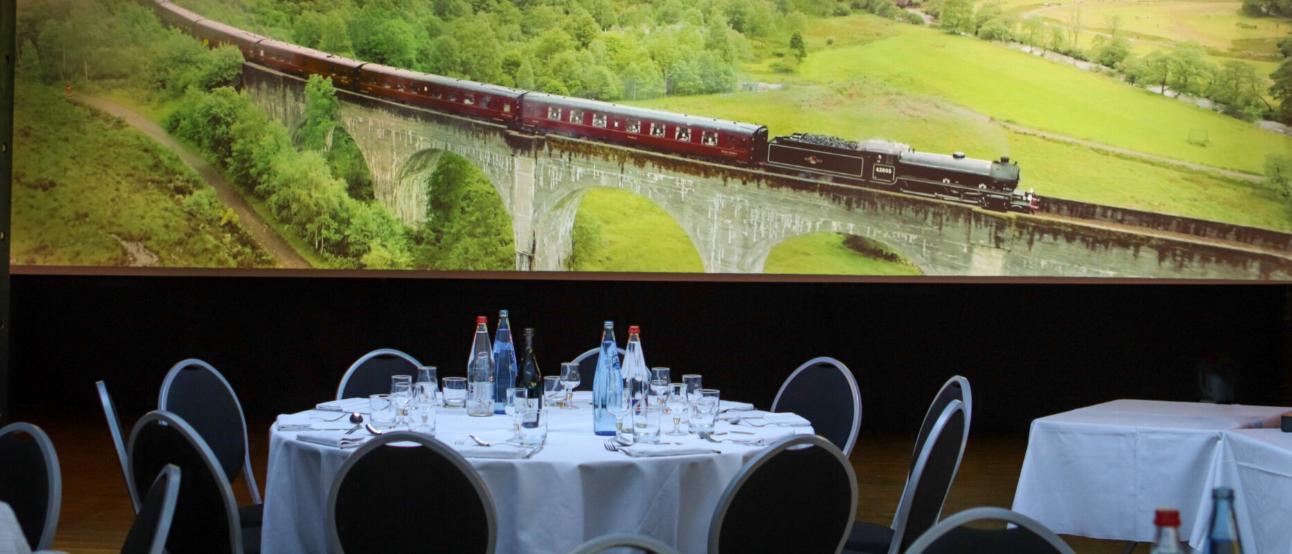 Repas immersif Repas immersif avec vidéoprojection d'une vidéo panoramique en ultra haute résolution 16K