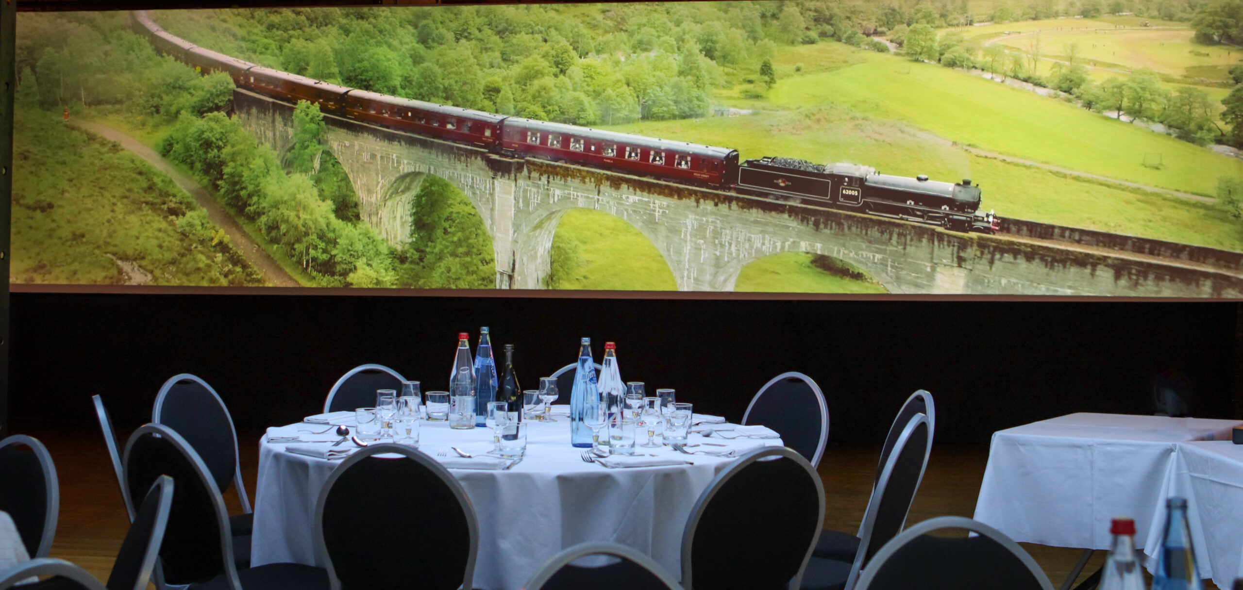 Repas immersif avec vidéoprojection d'une vidéo panoramique en ultra haute résolution 16K