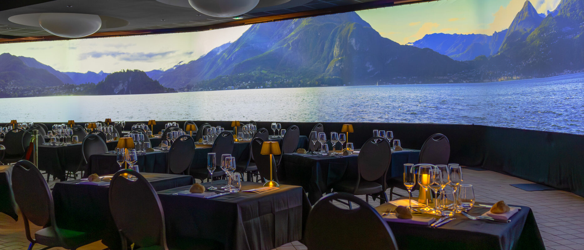 C00B3776 Repas immersif avec vidéoprojection d'une vidéo panoramique paysage en ultra haute résolution 16K